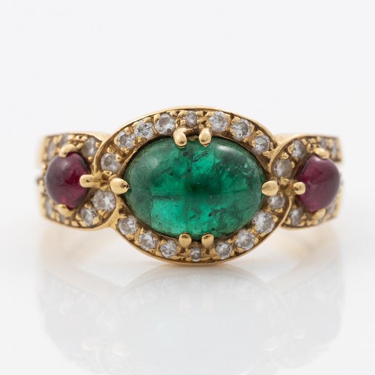 Ring, 18K guld med cabochonslipad smaragd och rubiner samt briljantslipade diamanter.