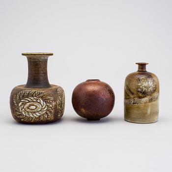 STIG LINDBERG, three vases and a stoneware dish, Gustavsberg 1960/70s.