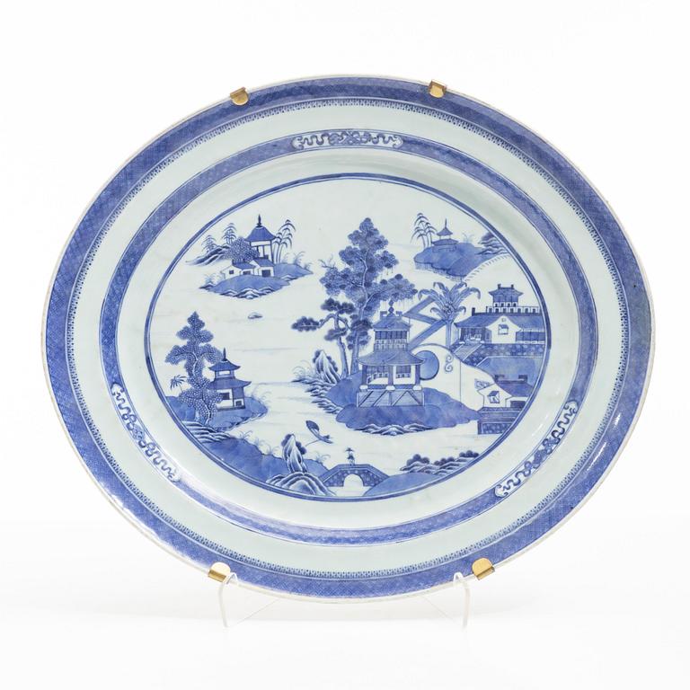 A porcelain serving dish, China, Qing dynasty, Jiaqing (1796-1820).