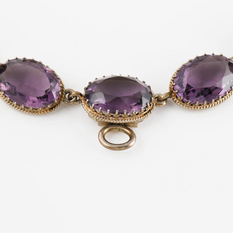 COLLIER, förgyllt silver samt fasettslipade ametister. Vikt 44,9 gram.