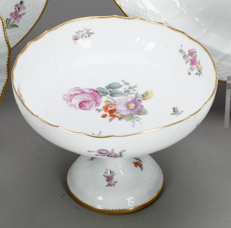 MATSERVIS, porslin, 45 delar, "Saxisk blomst", Royal Copenhagen.