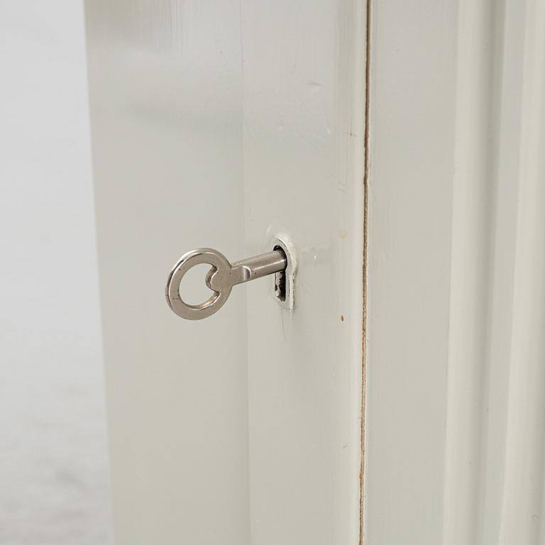 Hörnskåp, 1900-talets mitt.