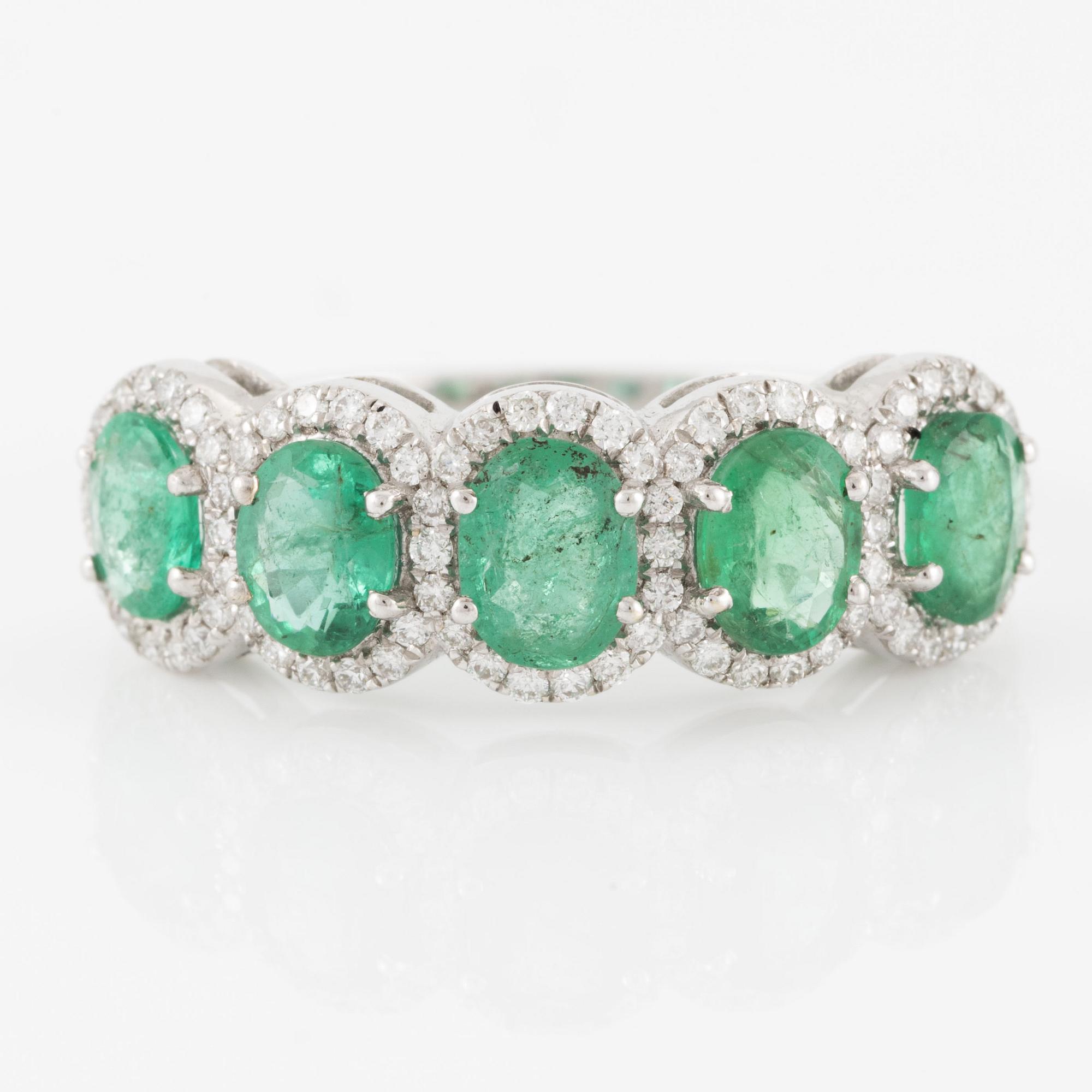 Ring, 18K white gold with emeralds and brilliant-cut diamonds.