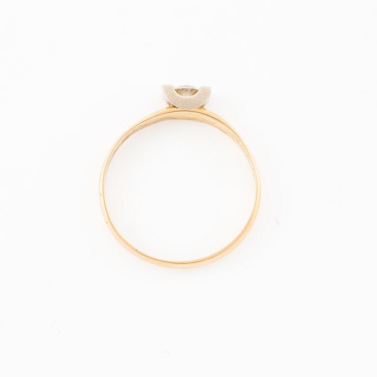 Ring, 18K guld med mindre briljantslipad diamant.