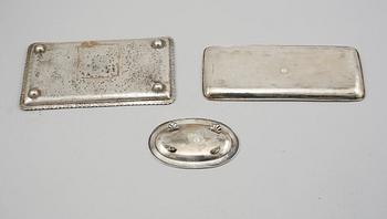 PENNFAT, 2 st, samt NÅLFAT, silver, 1900-talets första hälft, 395 gram.