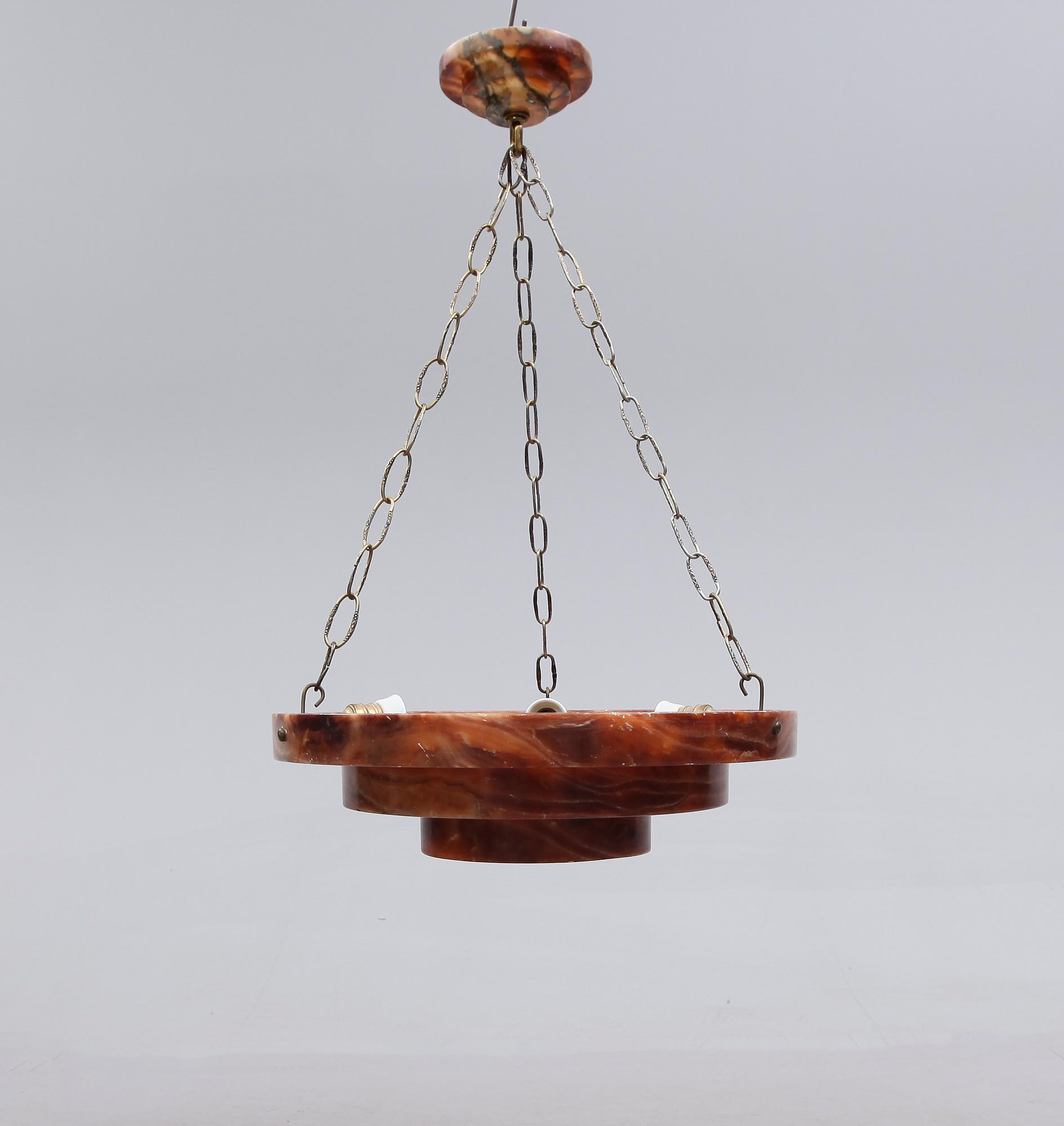TAKAMPEL, alabaster, 1900-talets första hälft. Höjd ca 75 cm.