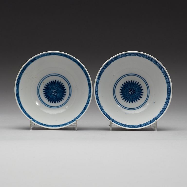 A pair of blue and white bowls, Qing dynasty with Xuandes four character mark.