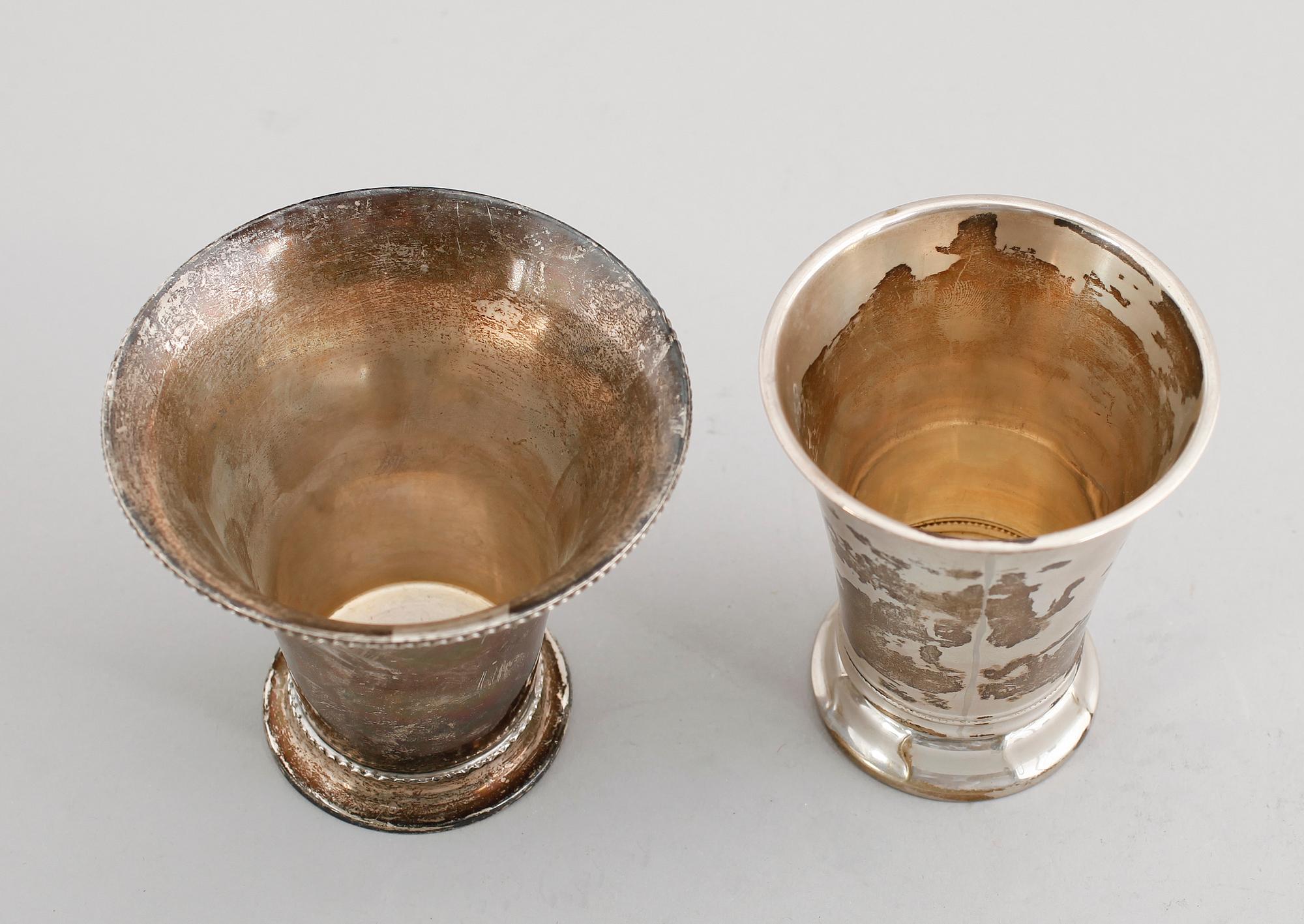 BÄGARE, 2 st, silver, en märkt K Andersson, 1925 samt en 1942. Vikt ca 155 gram.