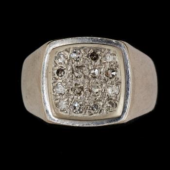 KLACKRING, 18k vitguld med 16 briljantslipade diamanter tot ca 0,064 ct. Vikt ca 8 gram.