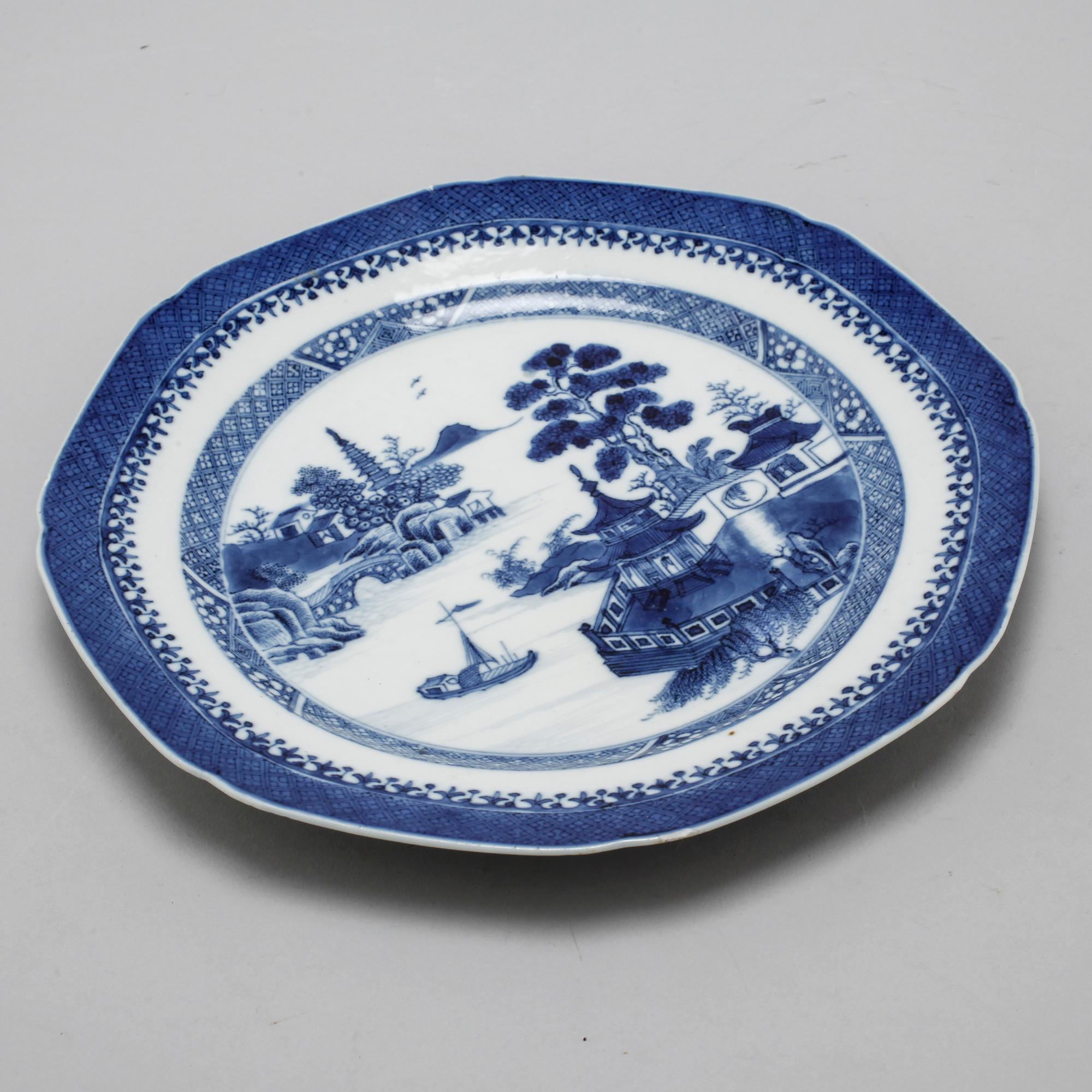 A chinese blue and white serving dish and two plates, 18th century and from the around year 1800.