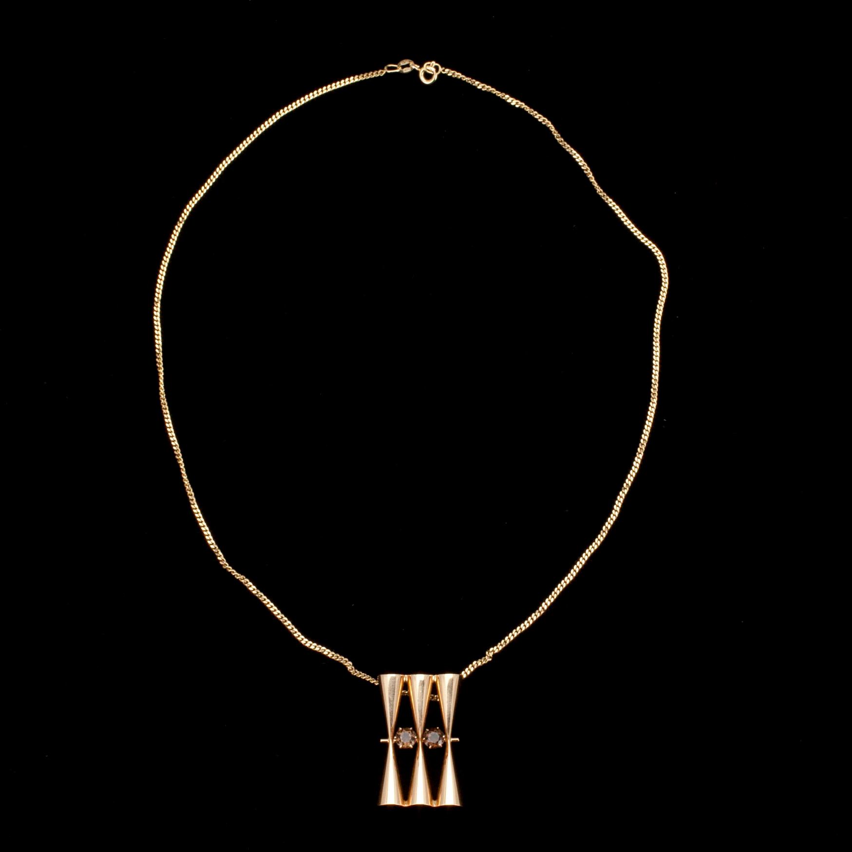 HALSSMYCKE, guld 14K, rökkvarts, Elis Kauppi, Kupittaan Kulta, Åbo 1965. Vikt ca 7,3 g.