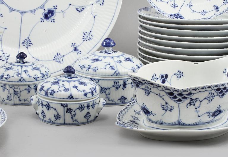 TESERVIS, 31 delar, porslin, "Musselmalet", Royal Copenhagen, 1900-talets andra hälft.