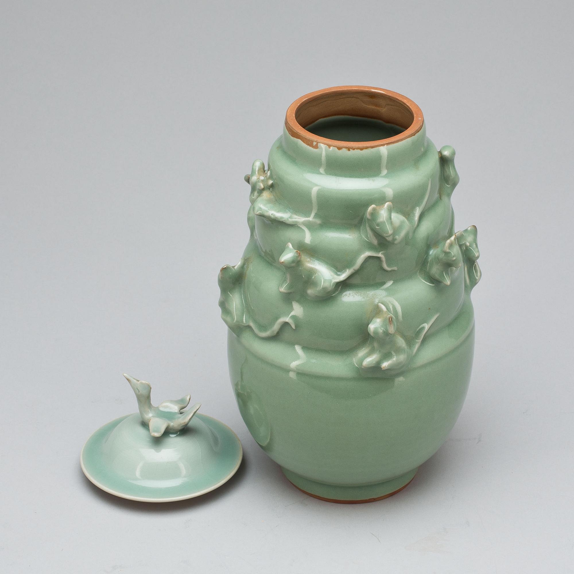 VAS MED LOCK, Song-stil. Modern tillverkning.