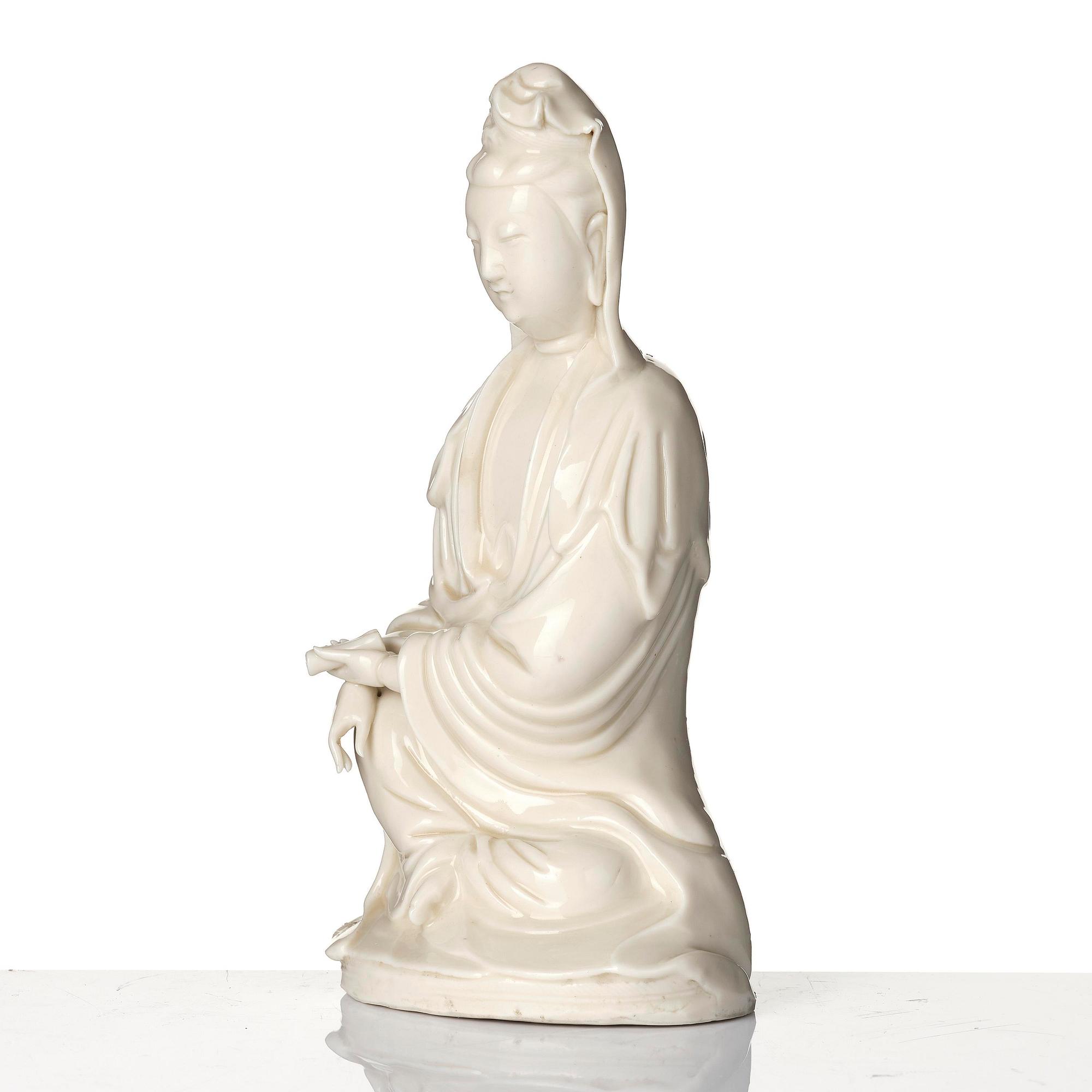 A blanc de chine figure of Guanyin, Qing dynasty. 19th century.