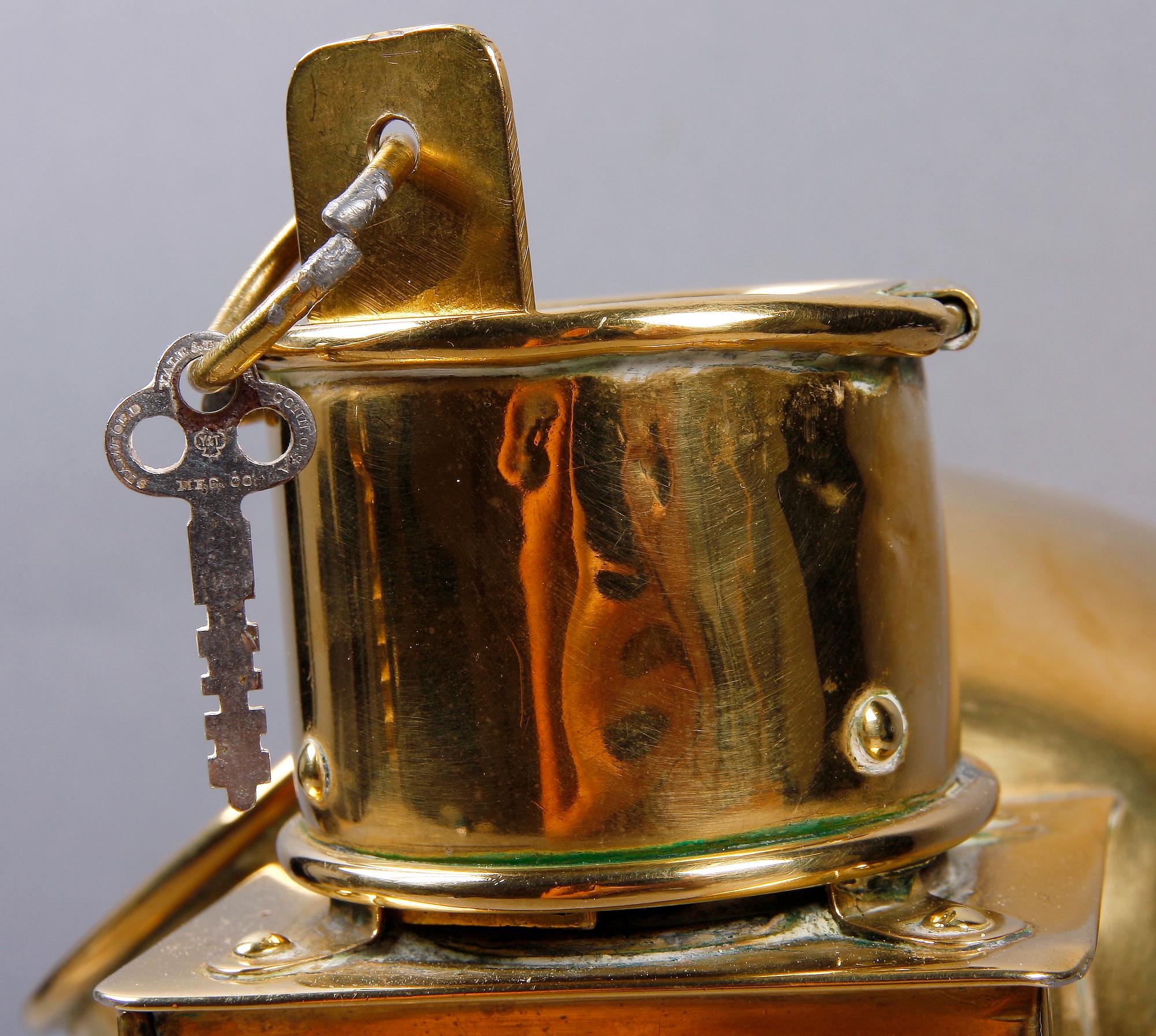 KOMPASSHUS MED KOMPASS, mässing, märkt GW Lyth, Stockholm 1800-tal.