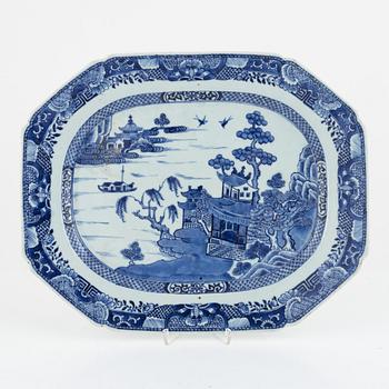 A Chinese export porcelain serving dish, Qing dynasty, Qianlong (1736-95).