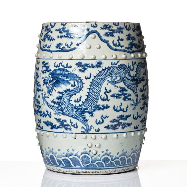 A blue and white four clawed dragon garden seat, Qing dynasty, 19th Century.