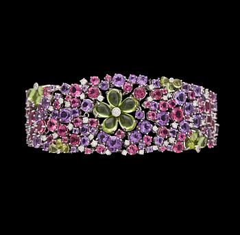 982. ARMBAND, rosa safirer, ametister, peridoter och briljantslipade diamanter.