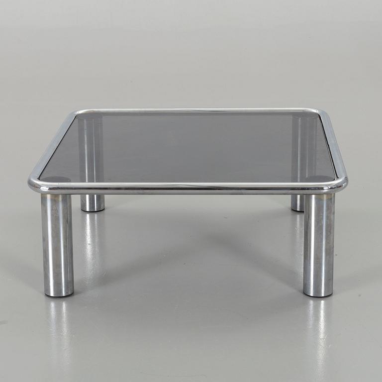 A GLASS TOP COFFEE TABLE.