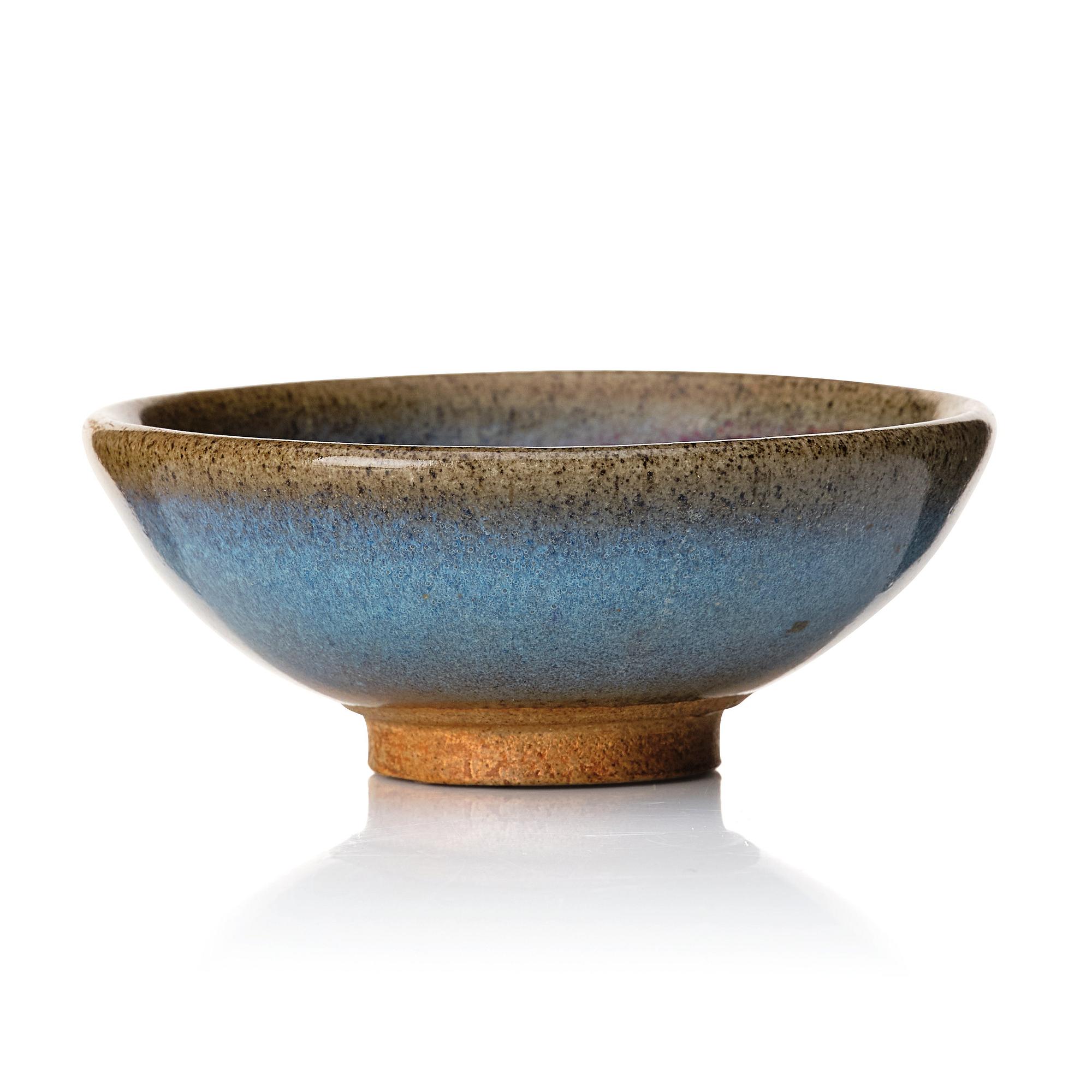 A Jun glazed bowl, Ming dynasty (1368-1644).