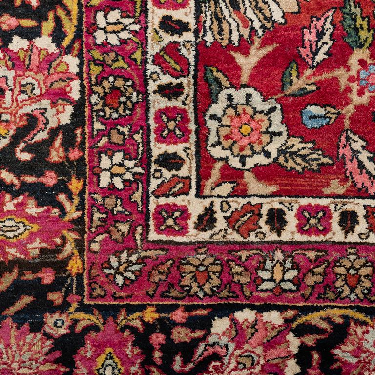 MATTO, a semi-antique Kerman Laver, ca 408,5 x 310 cm.