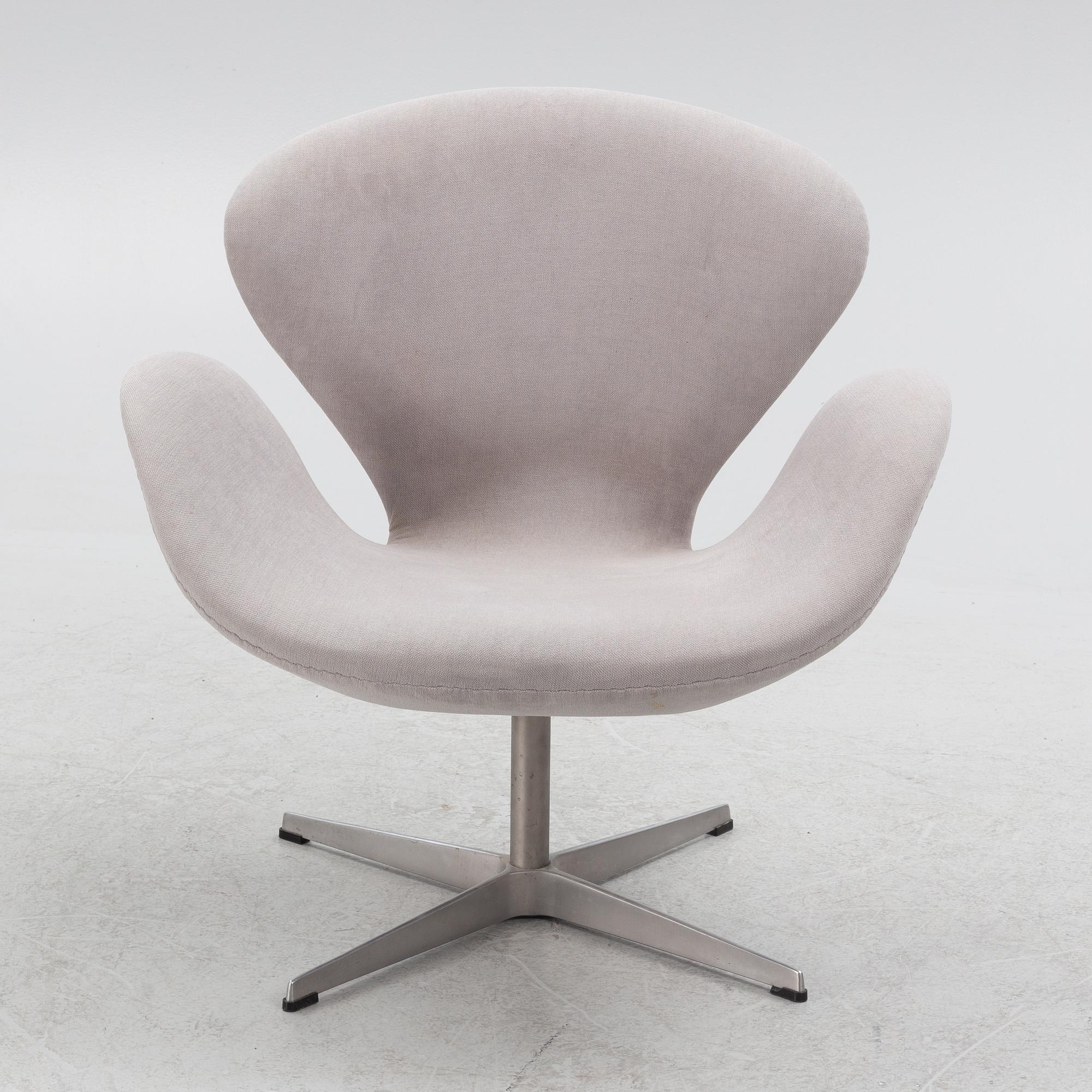 Arne Jacobsen, a "Swan" armchair, Fritz Hansen, Denmark, 2001.