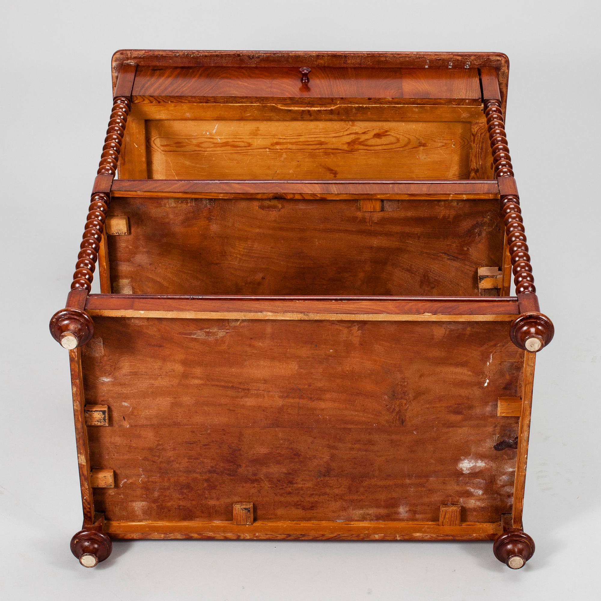 ETAGERE, etikettmärkt Snickarmästare M.O. Schröder, Stockholm, 1800-talets första hälft.