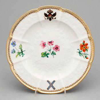 TALLRIK UR KEJSERLIG SERVIS, porslin, Kejserliga Poirslinsmanufakturen, St Petersburg, Kejsar Alexander II. 1800-tal.