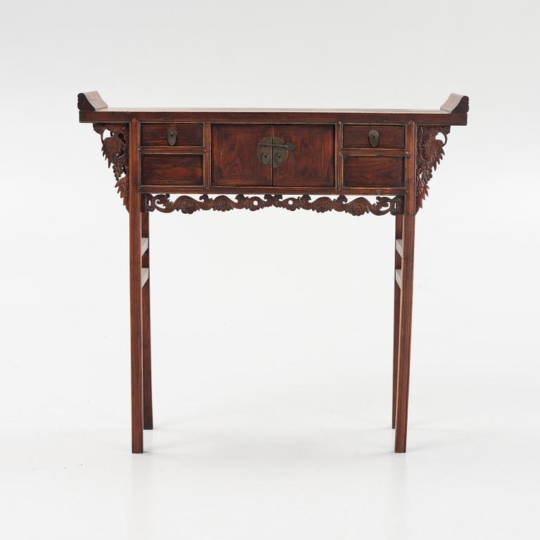A Chinese altar table, late Qing dynasty/early 20th century.