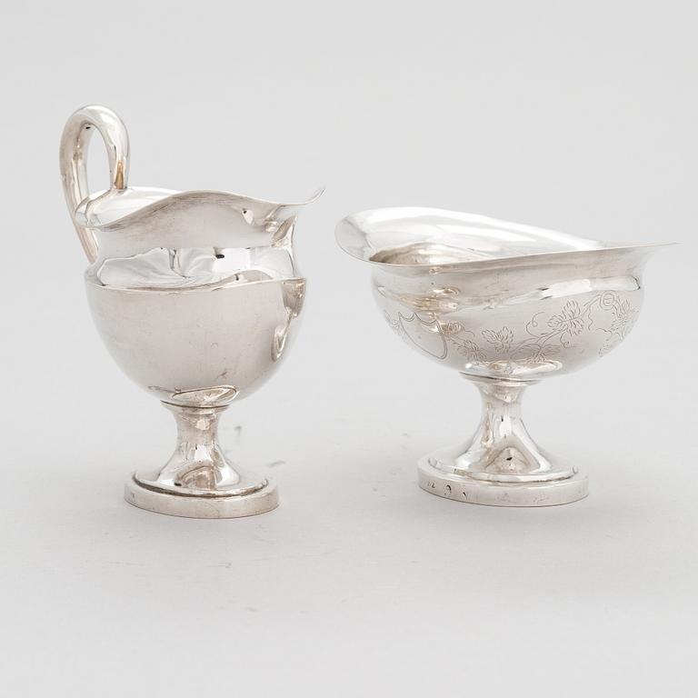 Sockerskål, silver, Dresden, Tyskland 1818 och gräddsnäcka, silver, Juho Tepponen, Helsingfors 1933.