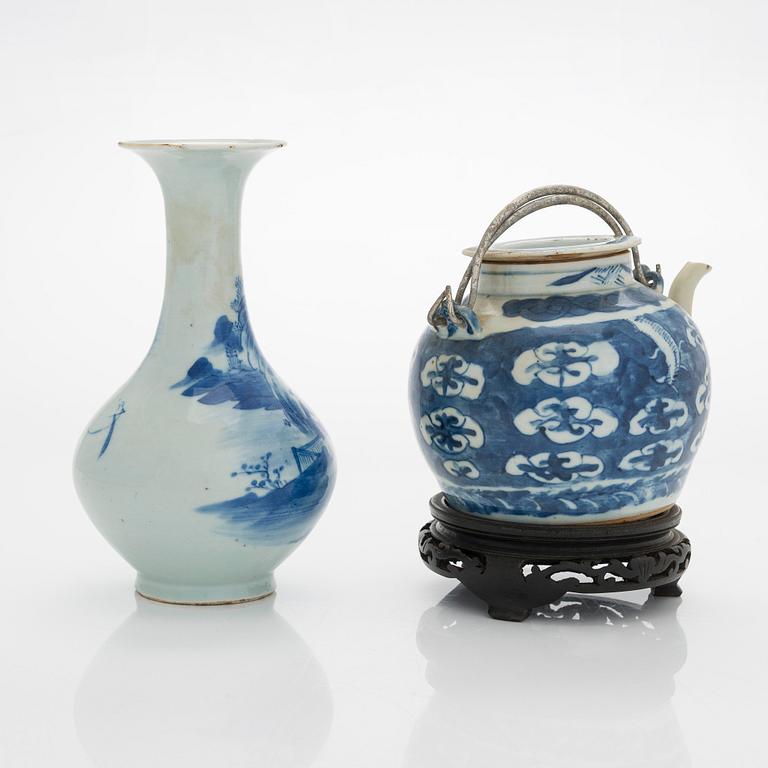 Two Chinese porcelain vases and a teapot, late Qing dynasty.