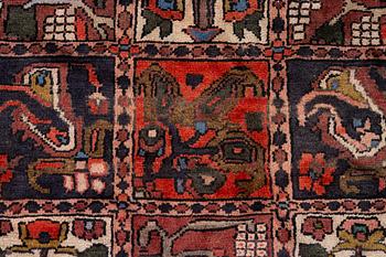 A Bakhtiari carpet a. 290 x 211 cm.
