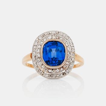 838. A circa 3.50 - 4.00 ct colour changing violet/blue sapphire and antique-cut diamond ring.