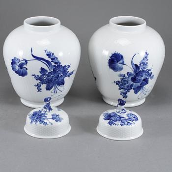 LOCKURNOR, ett par, porslin, "Blå blomst", Royal Copenhagen, 1900-talets andra hälft.