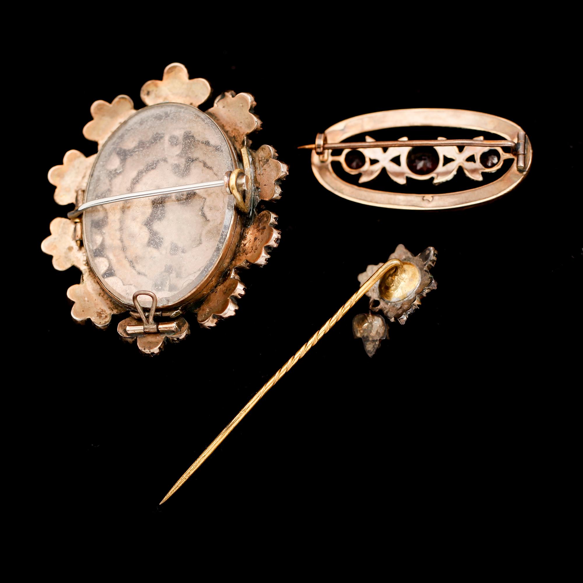 BROSCHER, 2 st samt SLIPSNÅL, granater, 1900-talets första hälft.