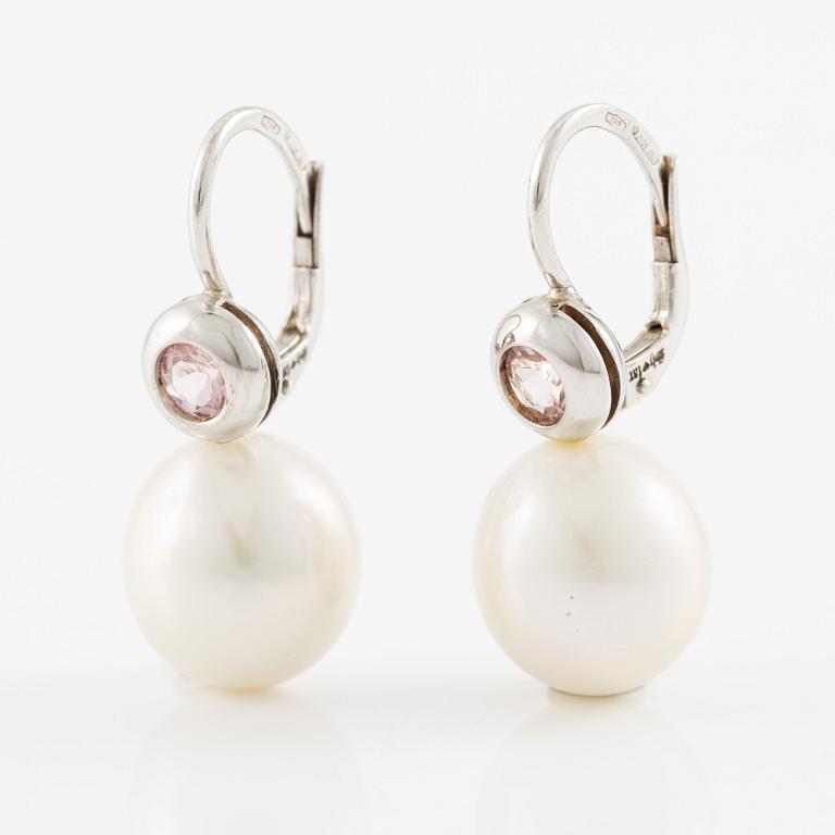 Örhängen 18K vitguld med odlade sötvattenspärlor och morganiter.