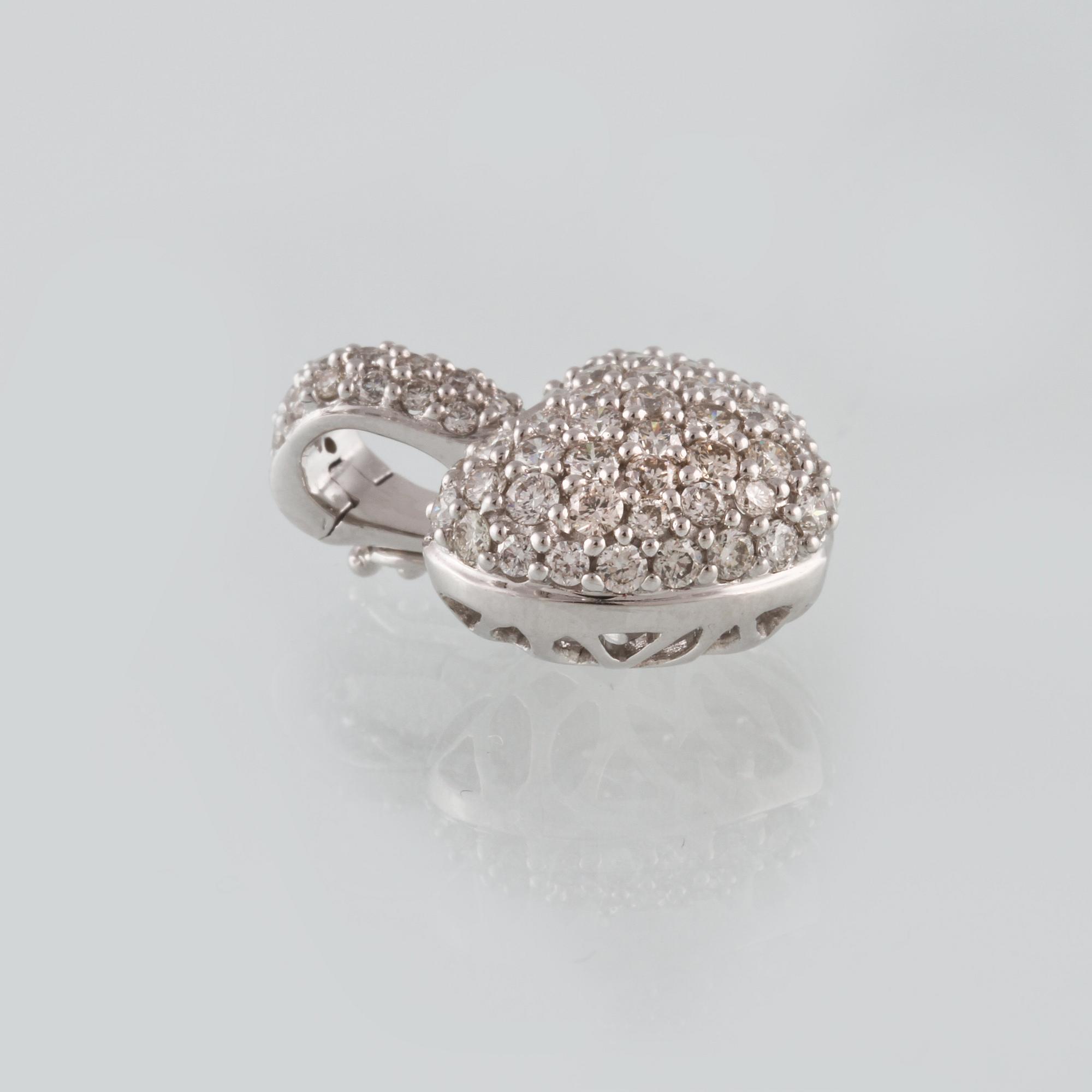 HÄNGE, 18K vitguld med 70 briljantslipade diamanter 1.00 ct. Vikt 3,5 gram.