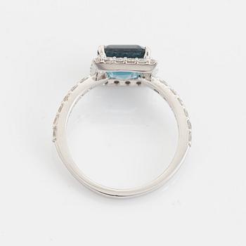 Ring med blå topas och briljantslipade diamanter.