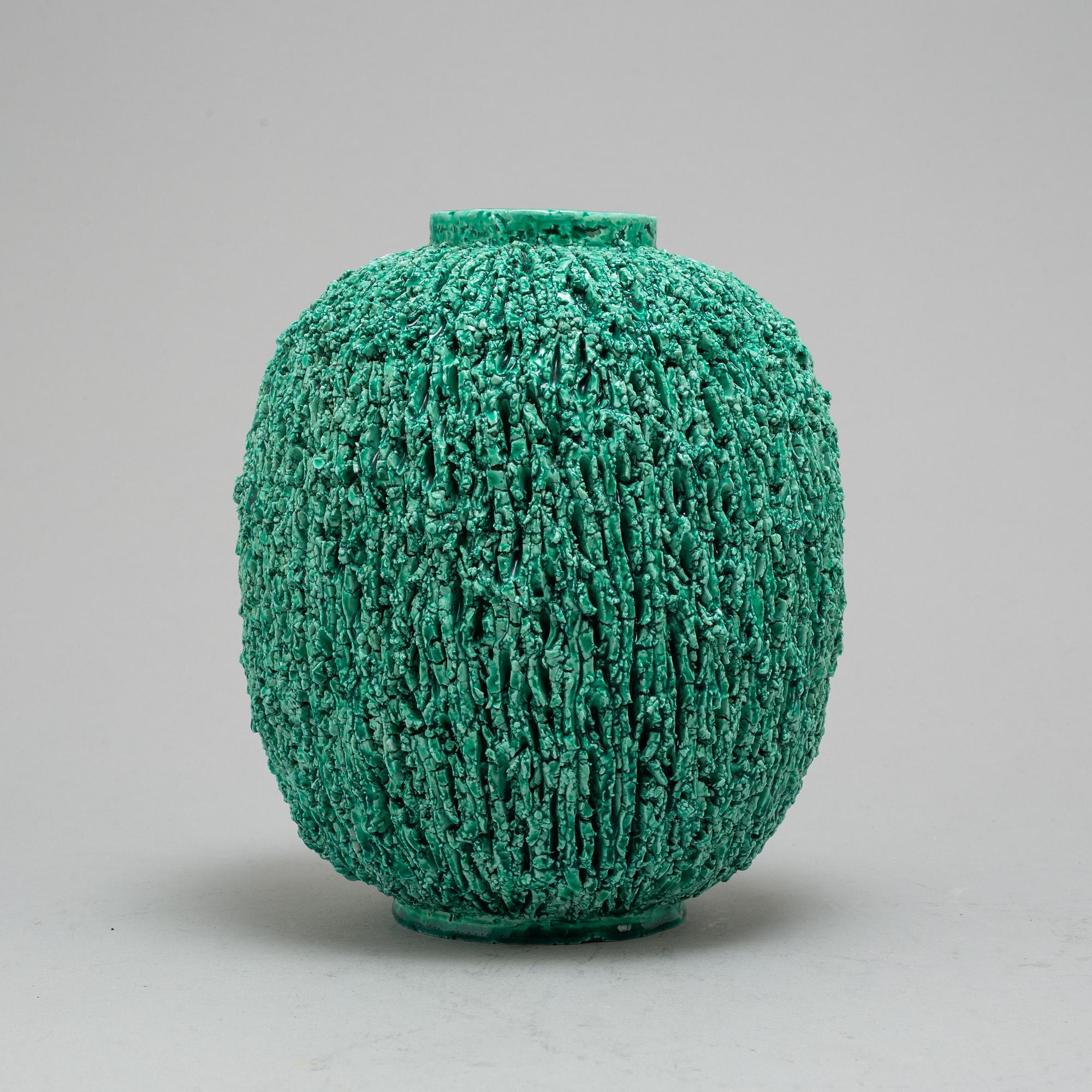 GUNNAR NYLUND, vas, chamotterat stengods, "Igelkottsvasen", Rörstrand.