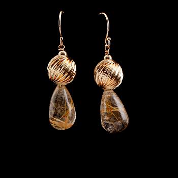 ÖRHÄNGEN, 1 par, 14 k guld, rutilkvarts tot ca 20.00 ct.