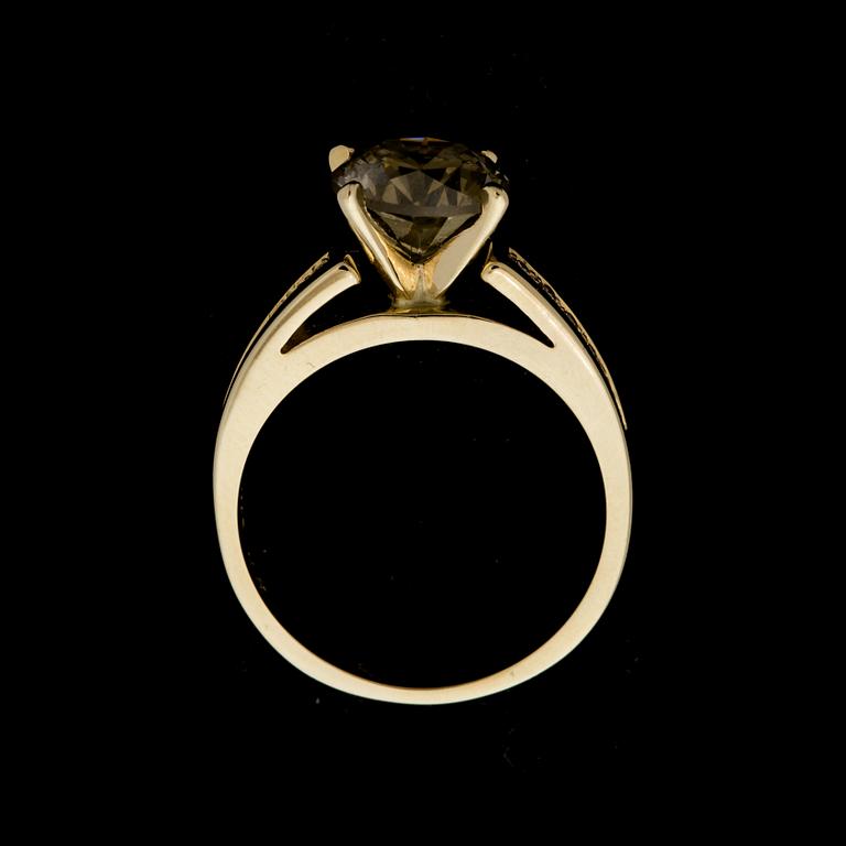 RING, 14 k guld med briljantslipad diamant samt mindre briljantslipade diamanter, totalt ca 2,65 ct. Vikt ca 5 g.