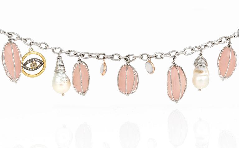 ARMBAND, silver med sötvattenspärlor, rosa kvarts, rosen och åttkantslipade diamanter. Total vikt ca 49,18 g.