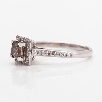 Ring, 14K vitguld, diamanter ca 1.32 ct totalt. Med AIG-certifkat.