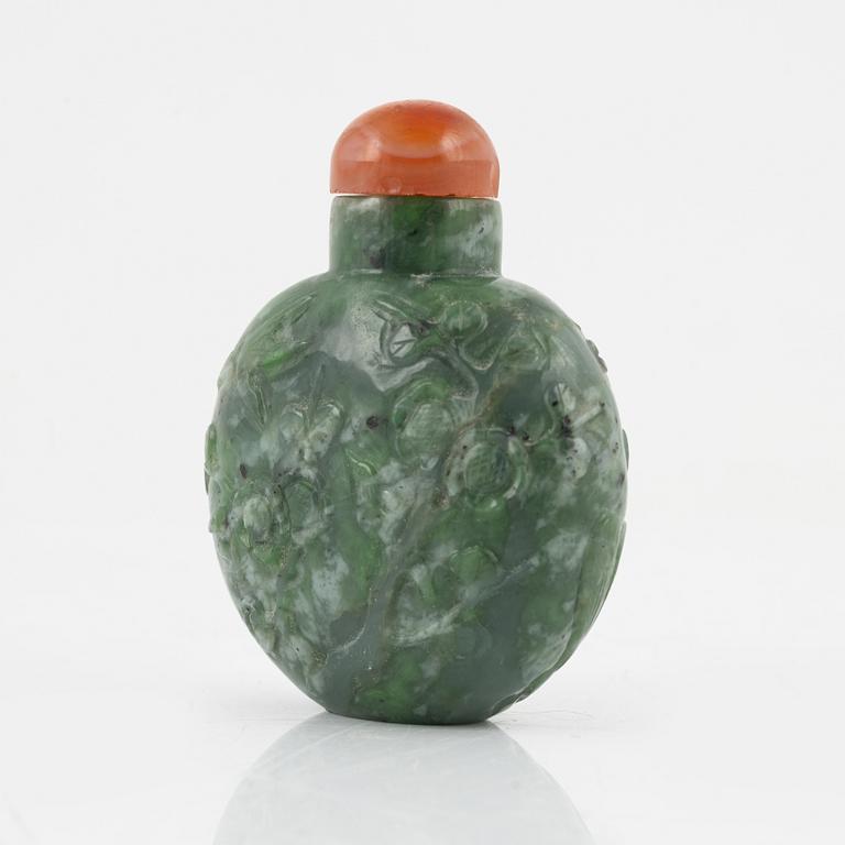 A Chinese snuff bottle, 20th Century.