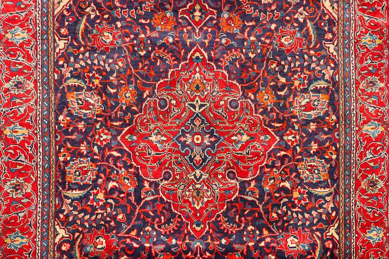A Bakhtiari carpet, c. 321 x 210 cm.