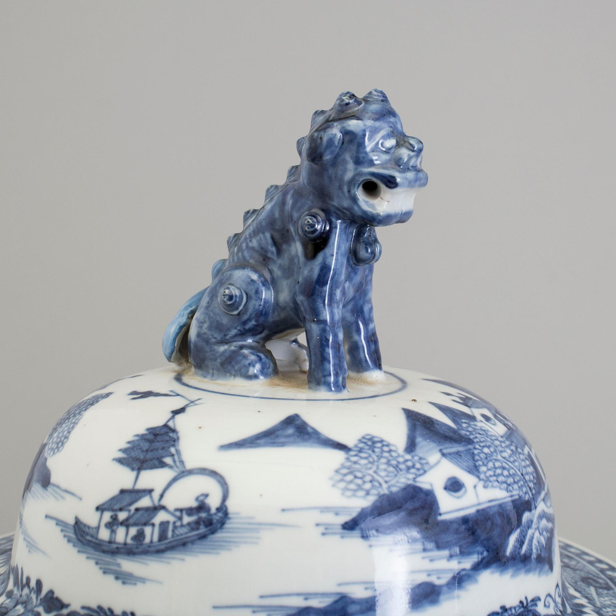URNOR med LOCK, två snarlika, porslin. Qingdynastin, Qianlong (1736-95).