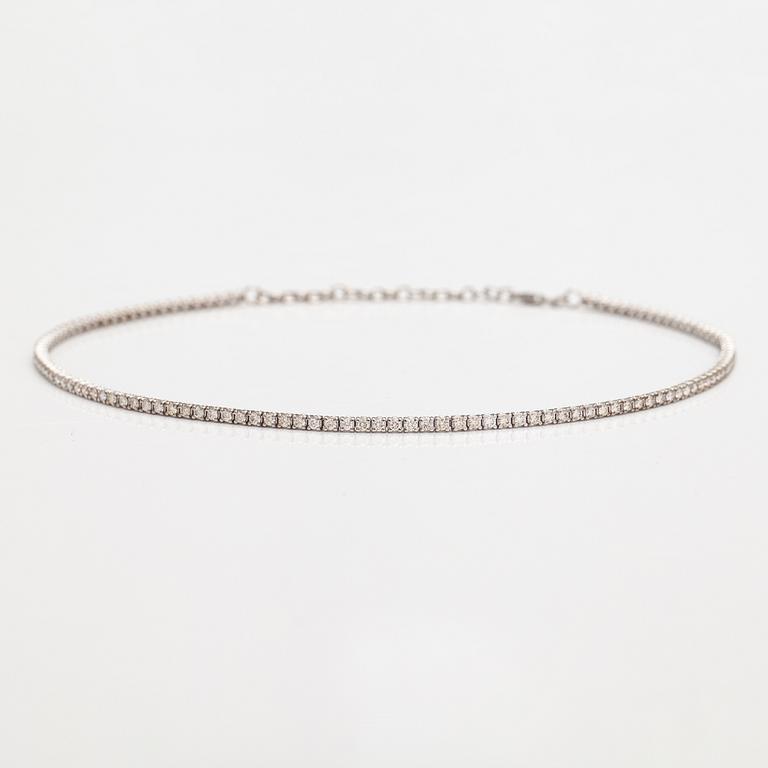 Tennishalsband/-armband, 14K vitguld, diamanter ca 5.10 ct tot. Med AIG-certifikat.