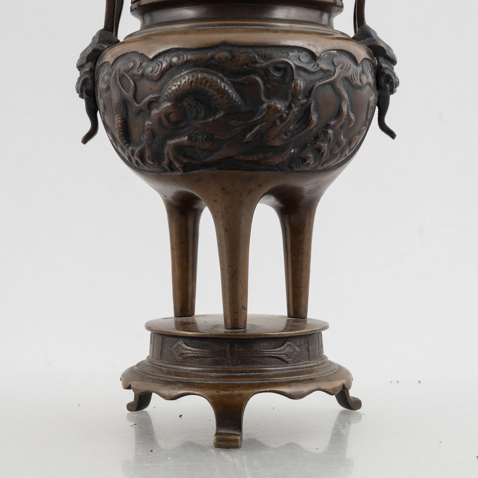 A Japanese bronze tripod censer, 19th century.