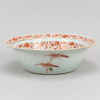 A porcelain basin, late Qing dynasty, late 19th century.