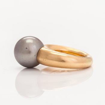 An 18K gold ring, with a cultured Tahiti pearl.